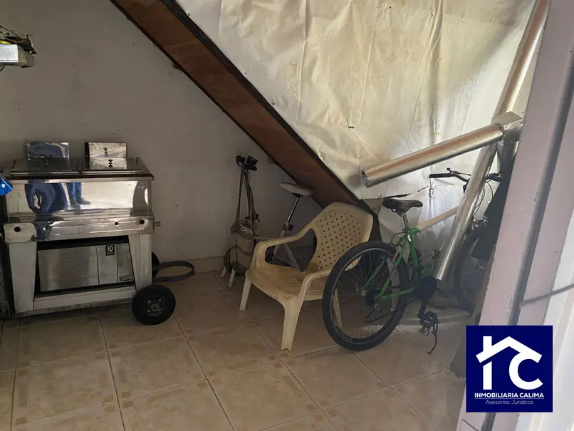 Casa de 2 pisos con entradas independientes